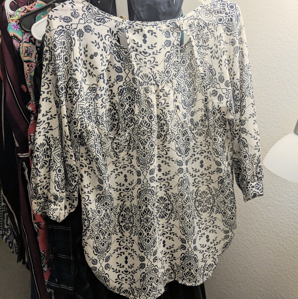 White blouse with patterns - Picture 2 of 3